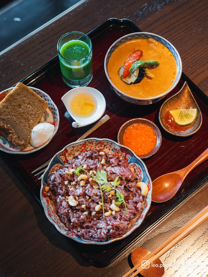 紅咖哩、腰果紫米飯、現打青蔬汁,絲路的香料被端成一份午餐。