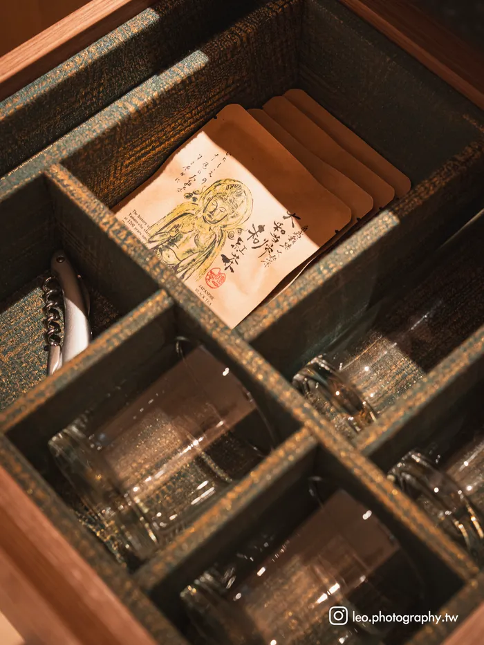minibar 抽屜裡,大和茶的茶包用印著佛畫的和紙一一包好。