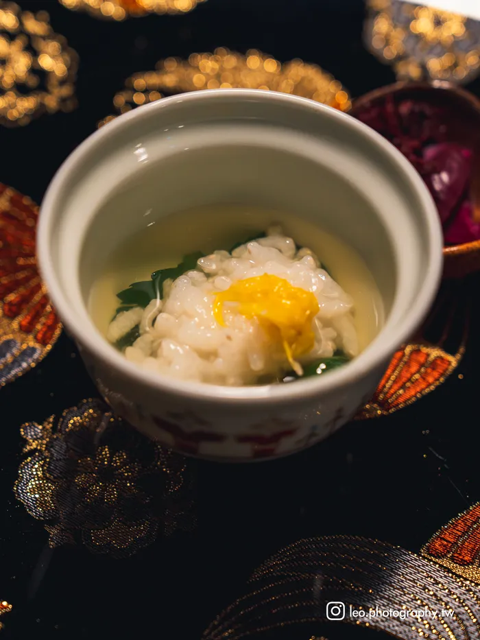 開場的菊花茶粥,把庶民的茶粥端成細膩的第一口。