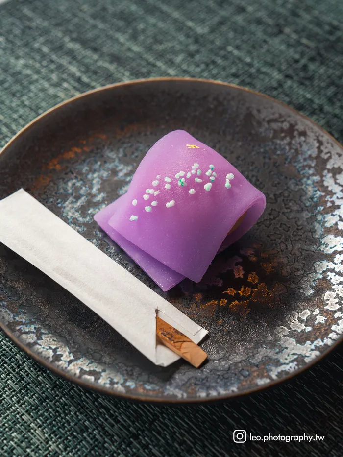 收尾一枚紫色的上生菓子,靜靜躺在器皿上。